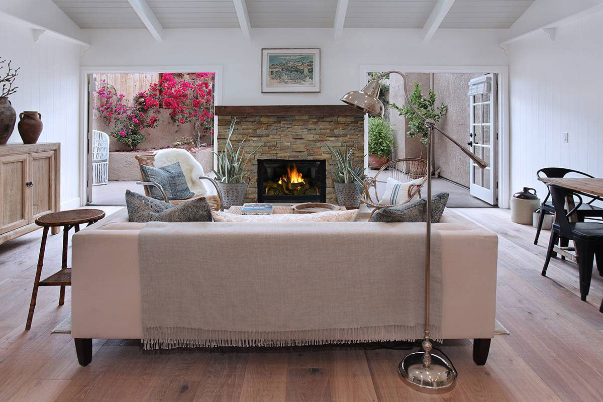 Rockmount Natural-Stone Stacked Stone Corner — installed room view — color Gold Rush Ledger