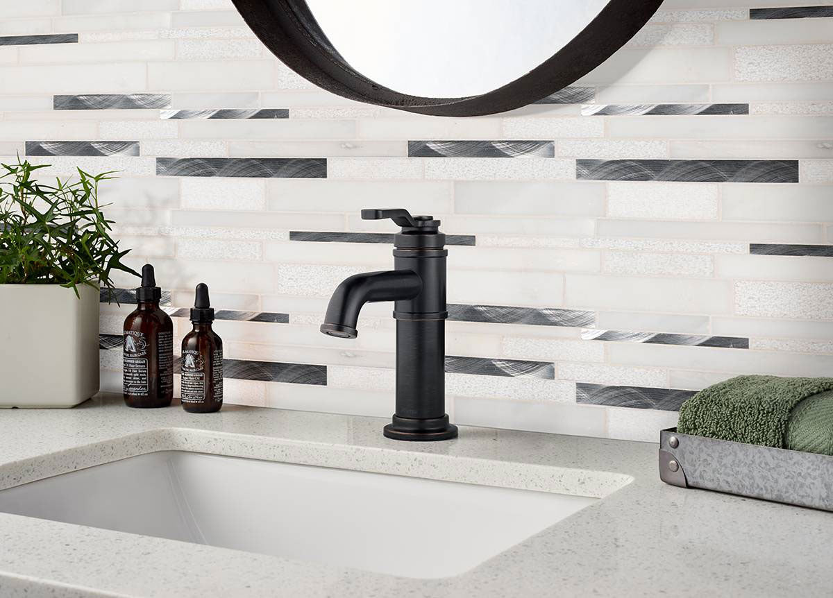 Moderno Blanco Interlocking 8mm Glass-Stone-Metal Mosaic — installed room view